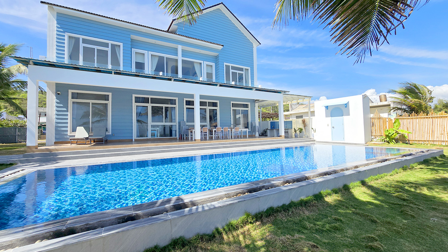 Villa 10 phòng ngủ trước biển với hồ bơi riêng